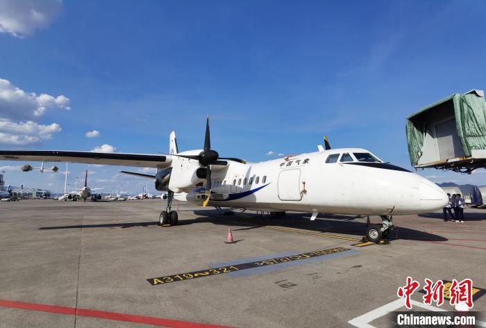 中國(guó)氣象局調(diào)派一架高性能飛機(jī)馳援重慶增雨抗旱工作。　重慶市氣象局供圖