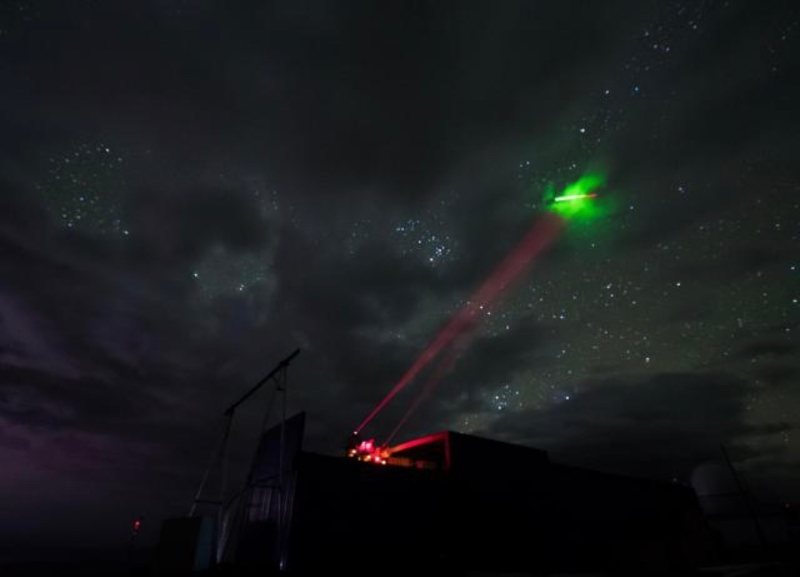 “墨子號”地星量子隱形傳態(tài)實驗，2016年11月攝于西藏阿里，星上綠色信標光將空中的薄云照亮。（圖源：新華社）