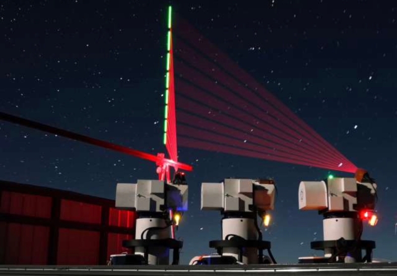 2016年12月10日，在西藏阿里觀測站，“墨子號”量子科學實驗衛(wèi)星過境，科研人員在做實驗（合成照片）。（圖源：新華社）