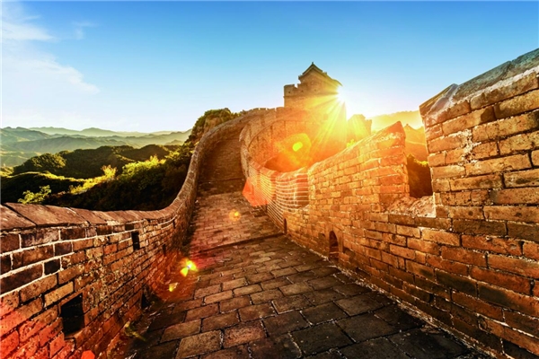 為進(jìn)一步滿足客戶對(duì)長(zhǎng)期穩(wěn)定資產(chǎn)的配置需求，日前，長(zhǎng)城人壽攜手螞蟻保推出年年有余/月月領(lǐng)終身增值金產(chǎn)品，該產(chǎn)品具有長(zhǎng)期年金領(lǐng)取、保單價(jià)值確定、靈活投保安排等特色。