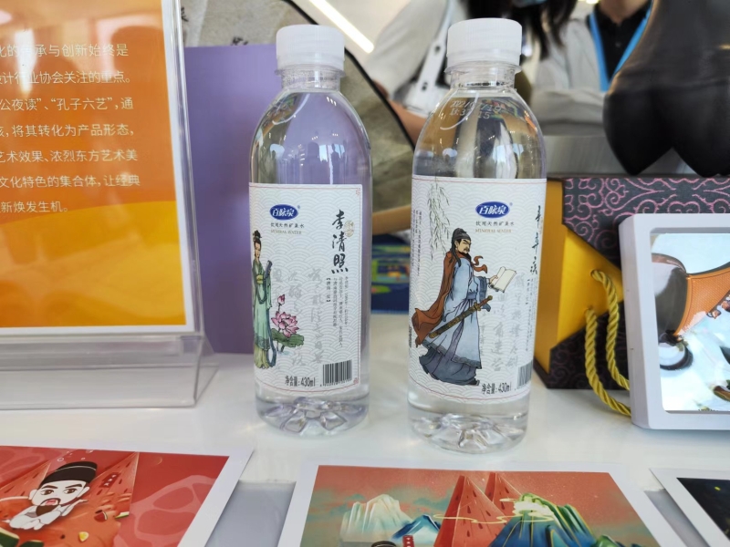 圖為當?shù)靥厣放频V泉水。劉星晨攝