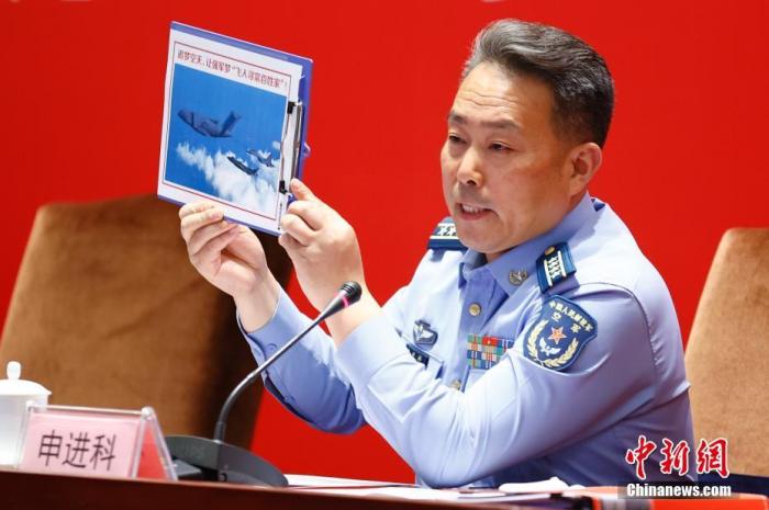 圖為申進科大校在發(fā)布會上展示運油-20、殲-20、殲-16三機同框照。 <a target='_blank' href='/'>中新社</a>記者 富田 攝