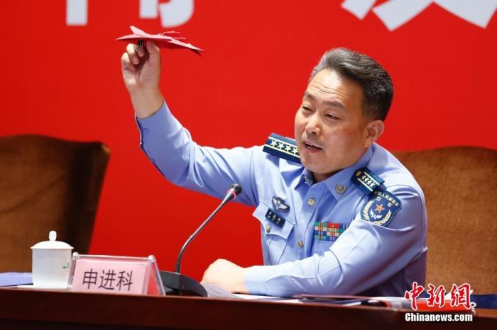 圖為申進科大校在發(fā)布會上展示軍迷贈送的折紙飛機。 <a target='_blank' href='/'>中新社</a>記者 富田 攝