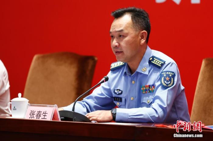 圖為空軍航空大學政治工作部主任張春生在發(fā)布會上發(fā)言。 <a target='_blank' href='/'>中新社</a>記者 富田 攝