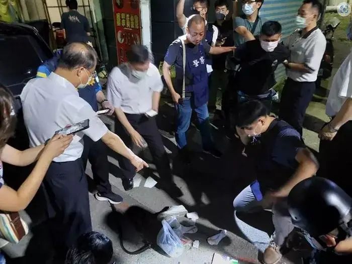 臺南殺警兇嫌林某于新竹市落網，警方在場清點查扣警槍及子彈。圖片來源：臺灣《聯(lián)合報》圖 臺南市警察局提供