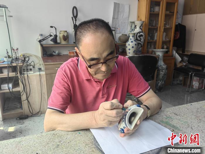 圖為工作中的侯宇林?！￡愌?攝