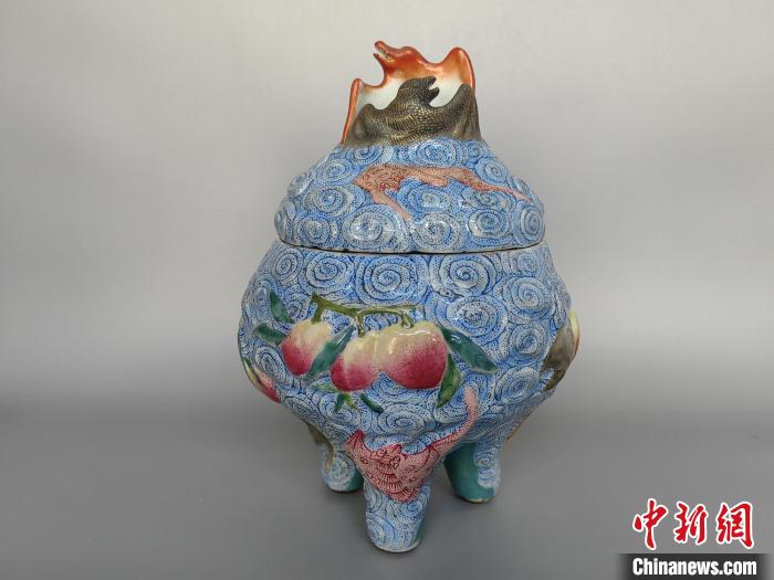 圖為侯宇林修復(fù)好的古陶瓷?！￡愌?攝