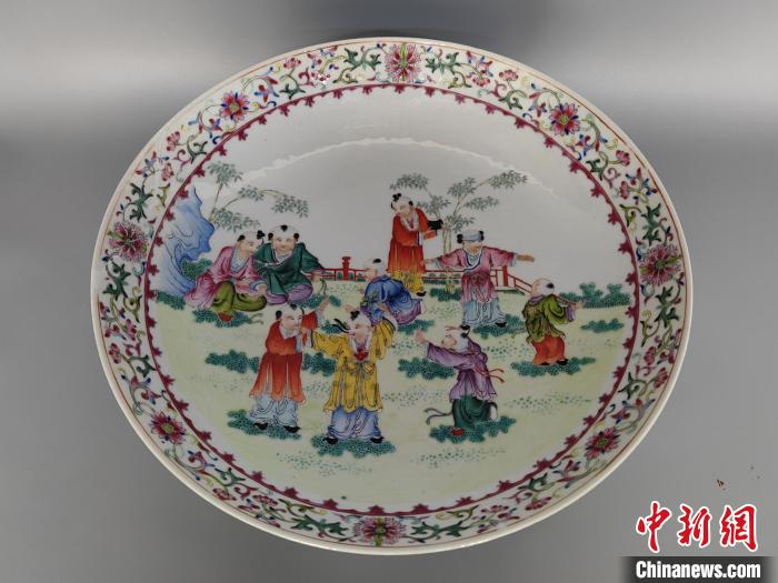 圖為侯宇林修復(fù)好的古陶瓷。　陳雪 攝