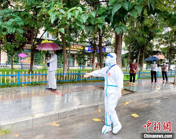 高原小城青海尖扎抗疫見聞：柔肩亦可擔(dān)重任，夫妻檔聞令而動