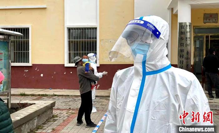 圖為完德才浪在尖扎縣賈加村值守。　尖軒 攝