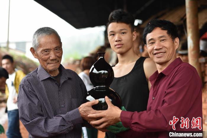 黃志松老人(左)及家人代代傳承建盞技藝。(資料圖) 建甌市融媒體中心供圖