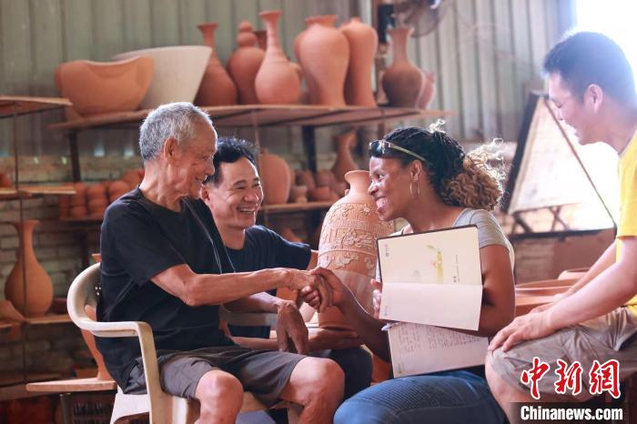 8月12日，在建甌市東峰鎮(zhèn)蓮花坪 ，來自南非的Thabby老師(右二)拜訪建盞老藝人黃志松(左一)?！?建甌市融媒體中心供圖
