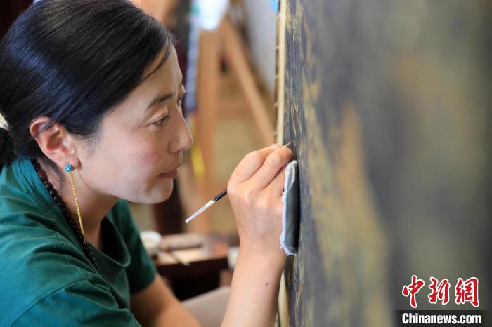 壤巴拉唐卡傳習(xí)所內(nèi)，繪制唐卡的學(xué)員。　王磊 攝