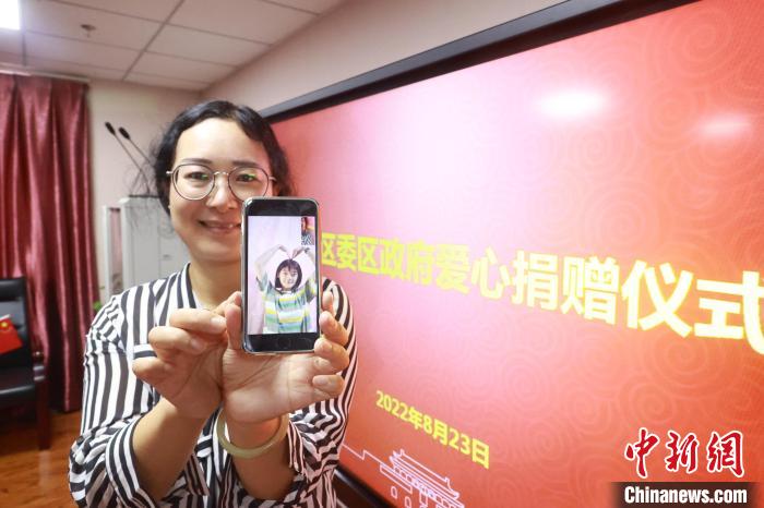 張原壹通過手機視頻向大家表示感謝?！〖t橋區(qū)委宣傳部供圖