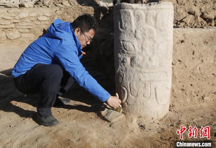 石峁石雕發(fā)掘現(xiàn)場。　受訪者提供