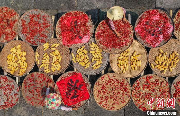 呈坎古村村民在曬場上晾曬農(nóng)作物。(無人機(jī)拍攝) 施亞磊 攝