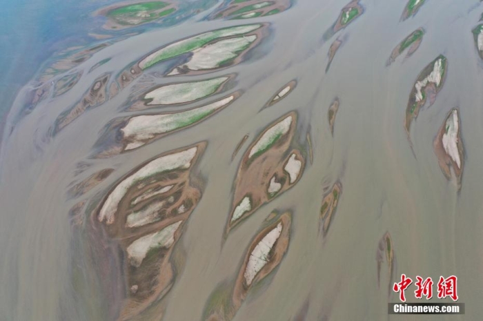 資料圖：受降水偏少及持續(xù)高溫影響，中國長江流域出現(xiàn)罕見旱情，鄱陽湖提前進(jìn)入低枯水期。 劉占昆 攝