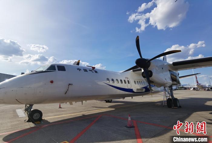 中國(guó)氣象局調(diào)派一架高性能飛機(jī)馳援重慶增雨抗旱工作?！≈貞c市氣象局供圖