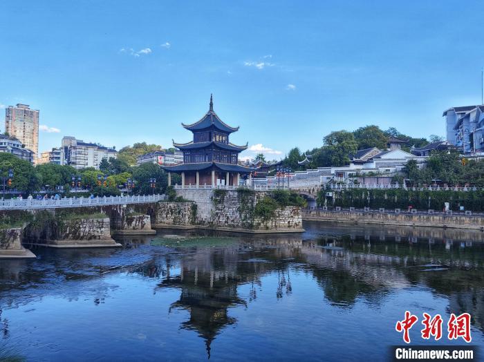 圖為19日拍攝的貴陽(yáng)甲秀樓?！■暮陚?攝