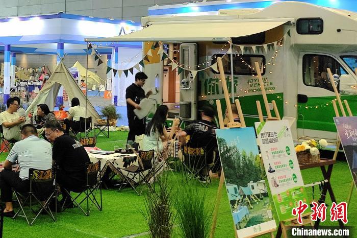 房車露營(yíng)成新寵?！∴囅?攝