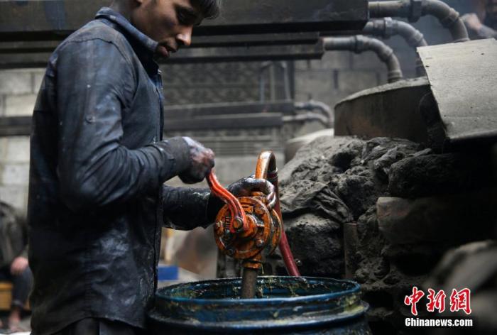 資料圖：敘利亞工人自建煉油廠，應(yīng)對燃料短缺。從廢棄塑料中提取燃料的程序很危險，操作者需十分謹(jǐn)慎。