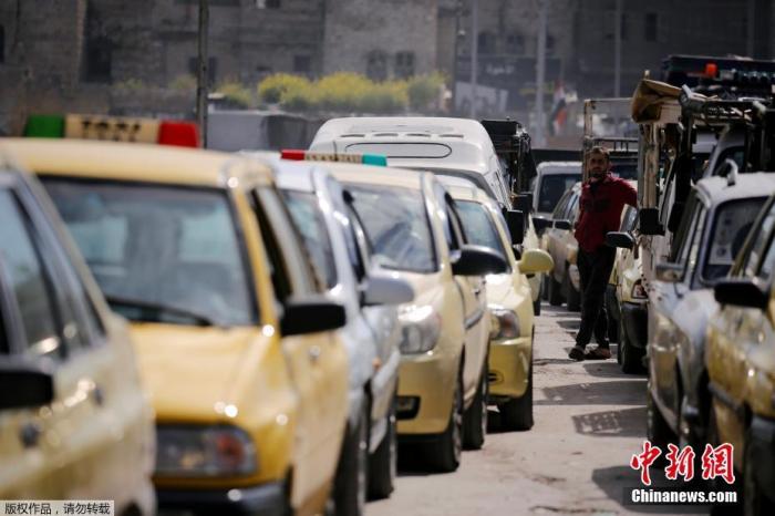 資料圖：敘利亞街頭，車輛排長隊等待加油。