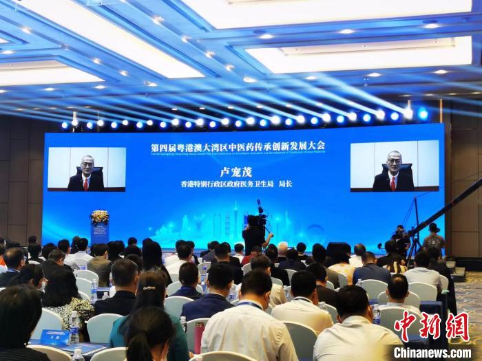 香港特區(qū)政府醫(yī)務(wù)衛(wèi)生局局長(zhǎng)盧寵茂通過(guò)線上參與本次大會(huì)?！∴囨脉?攝