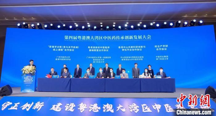 中山陳星海中西醫(yī)結(jié)合醫(yī)院與香港浸會大學中醫(yī)藥學院進行了現(xiàn)場簽約?！〕逃?攝