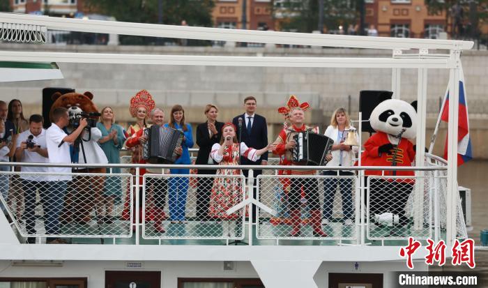 俄羅斯表演者獻上精彩節(jié)目 宋福來 攝