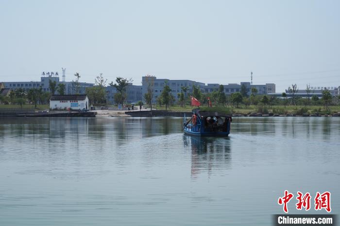 渡船行駛在江面上。　莊源供圖