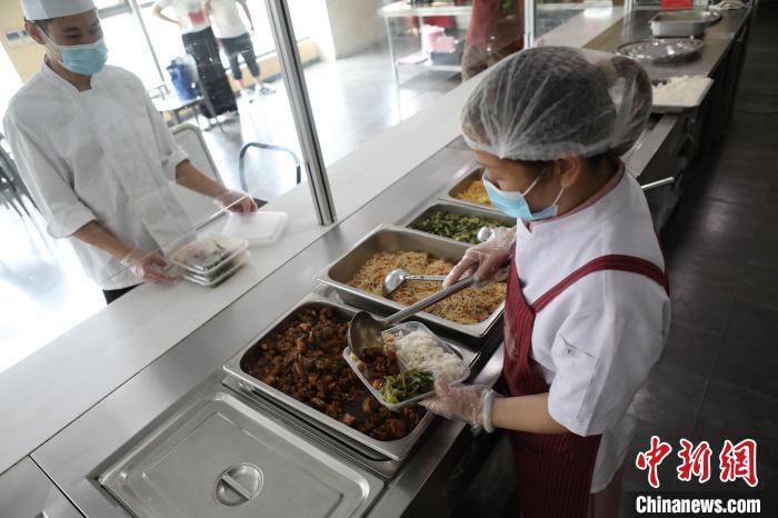 工作人員正在裝飯?！埡鄠?攝