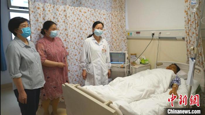 陳先生接受人胚胎干細(xì)胞誘導(dǎo)分化的肝細(xì)胞制劑治療?！∪祟惛杉?xì)胞國家工程研究中心 供圖