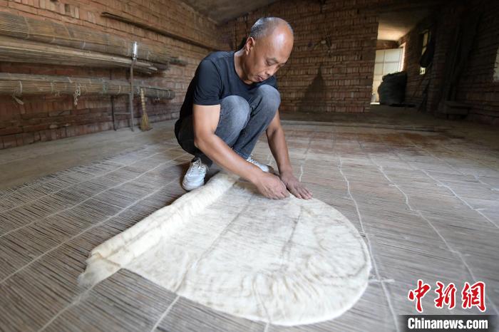 清水毛氈制作技藝傳承人苑國勝正在折茬。　高丹鈺 攝