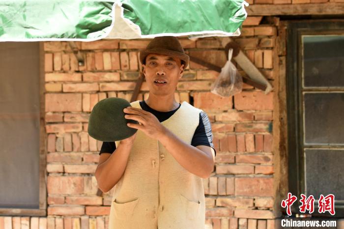 清水毛氈制作技藝傳承人苑國勝展示制作的氈帽和氈坎肩?！「叩も?攝