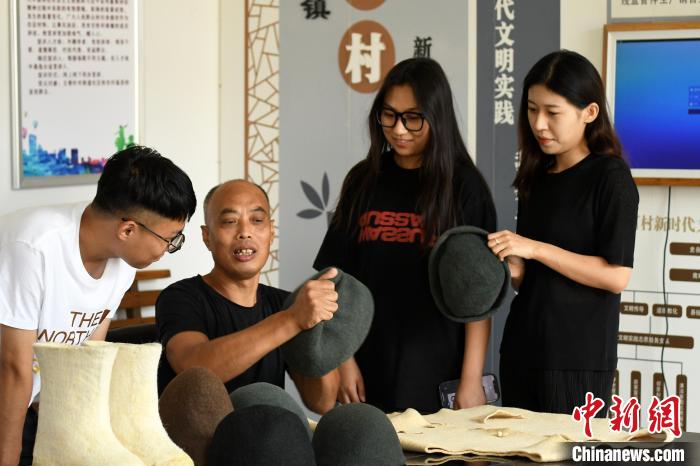 清水毛氈制作技藝傳承人苑國勝正在向年輕人介紹清水毛氈歷史及制作技藝?！「叩も?攝