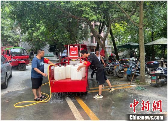 圖為正在忙碌的“送水小分隊”?！∪f盛經(jīng)開區(qū)黨工委統(tǒng)戰(zhàn)部供圖