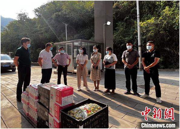 圖為城口縣委統(tǒng)戰(zhàn)部、縣工商聯(lián)(總商會)為城口縣精神衛(wèi)生中心防疫工作人員送上關(guān)心慰問和降暑物資。　劉志 攝