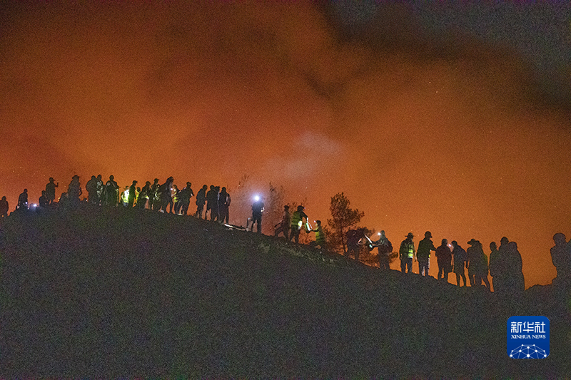 8月25日晚，在重慶市北碚區(qū)縉云山，現(xiàn)場(chǎng)救援人員堅(jiān)守在火場(chǎng)一線滅火。新華社記者 黃偉 攝