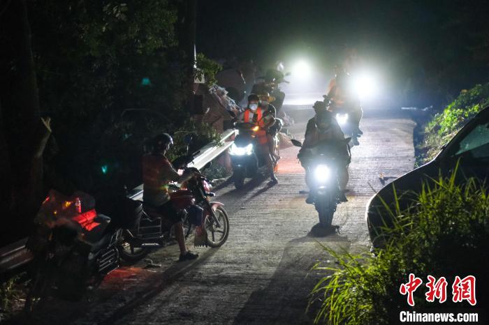 圖為參與救援的“摩托大軍”?！『闻罾?攝1