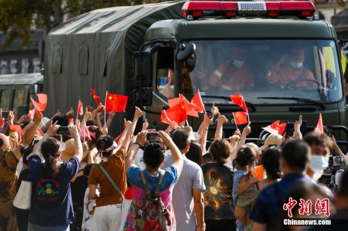 8月28日，云南省森林消防總隊(duì)增援重慶山火撲救最后一批隊(duì)伍304名消防員從重慶北碚區(qū)撤離?，F(xiàn)場(chǎng)，不少當(dāng)?shù)孛癖娮园l(fā)前來(lái)，夾道歡送消防員。 <a target='_blank' href='/'>中新社</a>記者 何蓬磊 攝