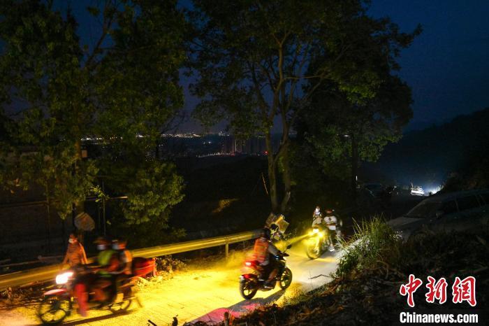 圖為參與救援的“摩托大軍”?！『闻罾?攝