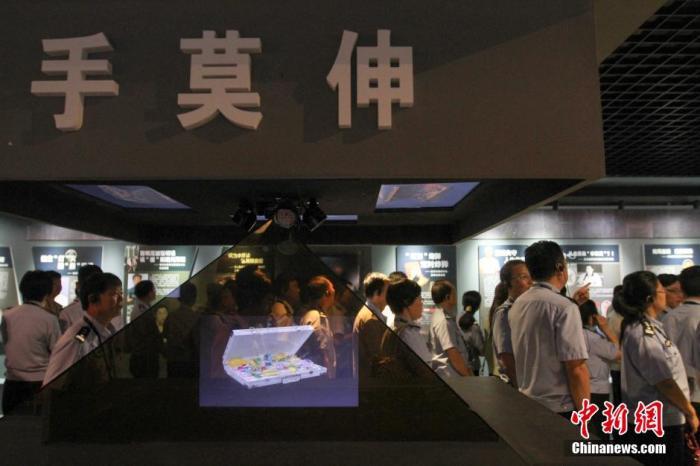 資料圖：2015年10月，海南省公安廳組織黨員干部前往反腐倡廉警示教育基地參觀受教。洪堅(jiān)鵬 攝