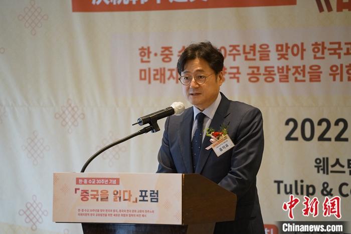 圖為韓國國會(huì)議員洪翼杓致辭。劉旭 攝
