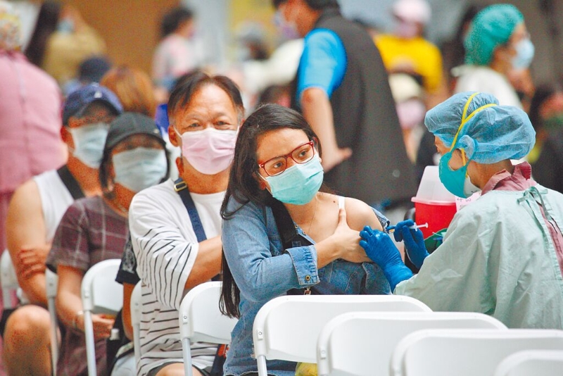 臺當局新冠疫苗采購合約要封存30年才能解密，在島內(nèi)引發(fā)“黑箱作業(yè)”的輿論質(zhì)疑。圖為臺灣民眾排隊施打疫苗。（資料照片）圖片來源：臺灣“中時新聞網(wǎng)”.jpg