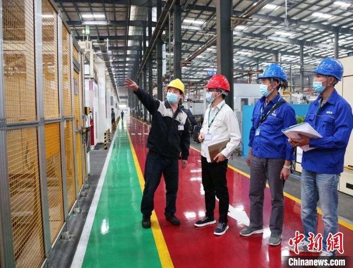 內(nèi)江供電中心營銷人員深入企業(yè)助力復(fù)工復(fù)產(chǎn)?！×_國強(qiáng) 攝