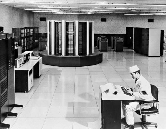 1983年12月22日，中國(guó)第一臺(tái)每秒鐘運(yùn)算一億次以上的“銀河”巨型計(jì)算機(jī)，由國(guó)防科技大學(xué)計(jì)算機(jī)研究所在長(zhǎng)沙研制成功。（圖源：新華社）