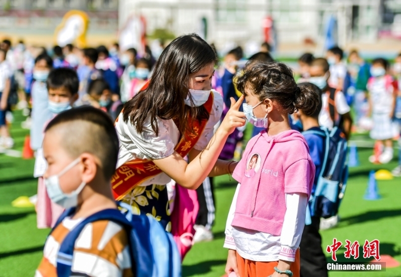 資料圖：老師為一年級(jí)新生點(diǎn)朱砂。 <a target='_blank' href='/'>中新社</a>記者 劉新 攝