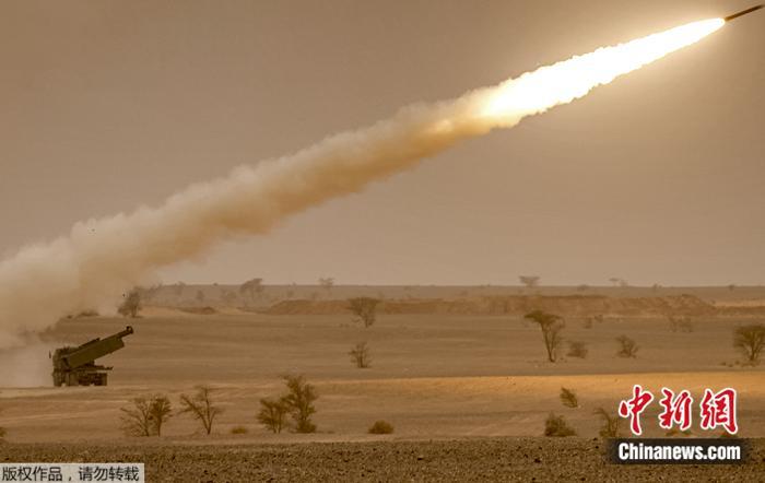 “海馬斯”高機(jī)動多管火箭炮系統(tǒng)。