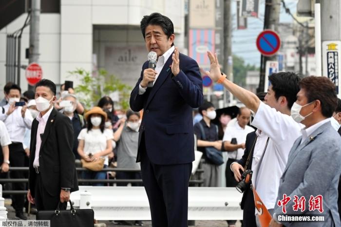 當?shù)貢r間7月8日，日本前首相安倍晉三在奈良市進行演講時遭到槍擊。圖為日本前首相安倍在遭遇槍擊前，正在進行街頭演講。圖片來源：視覺中國