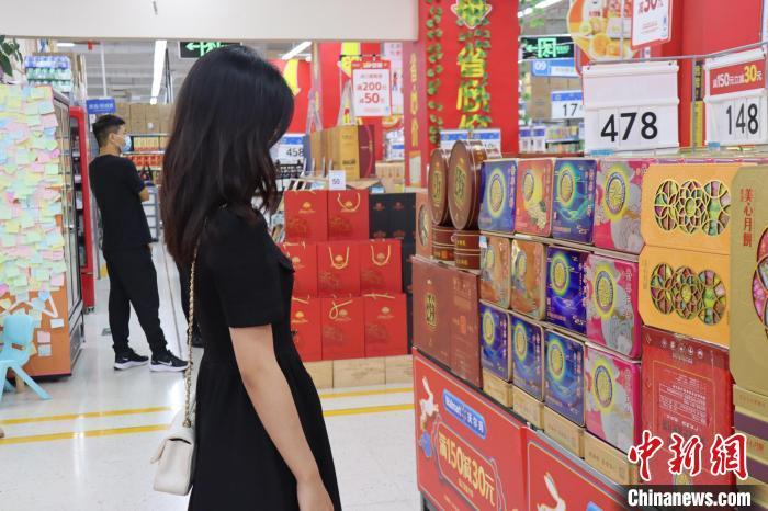 圖為今年中秋前市民在超市選購月餅禮盒?！√圃?攝